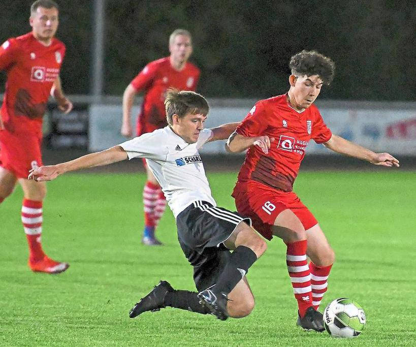Alles probiert: Davide Recker (links), der in einer Situation stark auf der Linie klärte, wirft sich in den Zweikampf mit dem Ahauser Bryan Reinfeld. Foto: Frank Wittenberg