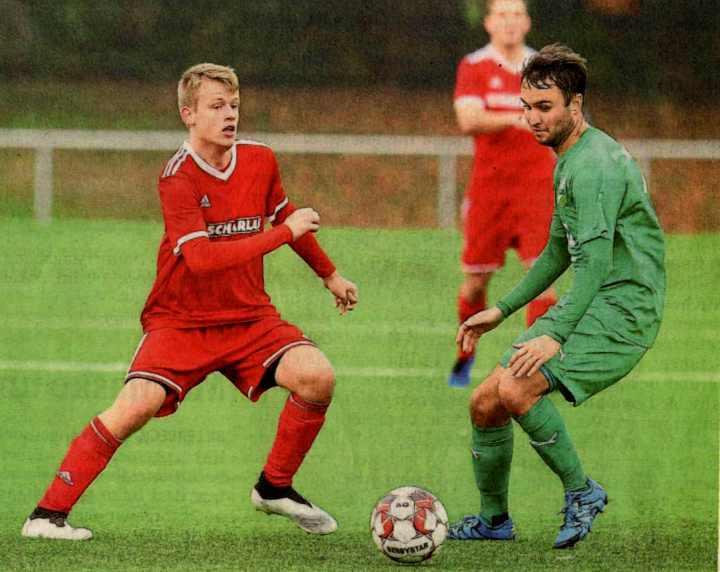 In Nottuln kassierte die Westfalia um Noah Eggemann (links), hier im Zweikampf mit Mirko Schinke, eine 1:4-Niederlage - morgen im Derby gegen Turo Darfeld soll es besser laufen. Foto: Johannes Oetz