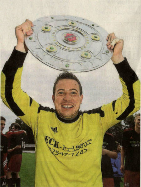 Der größte Triumph als Spieler: Mit Westfalia Osterwick gewann Steffen Warneke im Jahr 2015 im Elfmeterschießen gegen die SG 06 den Kreis- liga-Titel und schaffte den Aufstieg in die Bezirksliga.	Foto: Archiv