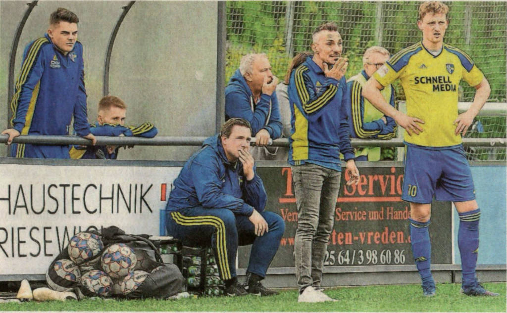 Meistens bleibt er im Hintergrund: Steffen Warneke (sitzend) ist beim Oberligisten SpVgg Vreden für die Torhüter zuständig — und macht an der Seite von Engin Yavuzaslan einen hervorragenden Job. Foto: Sascha Keirat