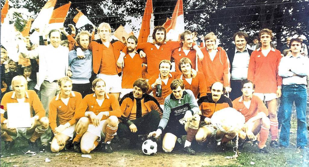 So jubelt der Meister 1981 – erstmals in der Vereinsgeschichte hat Westfalia Osterwick den Aufstieg in die Bezirksliga geschafft: (oben von links) Vorsitzender Ewald Belker, Karl-Heinz Voß, Herbert Sicking, Hans-Jürgen Hübscher, Bernhard Soethe, Dieter van Deenen, Heinz Kersting, Fußballobmann Willi Grüner, Manfred van Deenen, Betreuer Manfred Althoff; unten von links: Kapitän Werner Isfort, Klaus van Deenen, Bernd Wolbeck, Heinz Wolters, Alfred Stening, Jürgen van Deenen, Franz-Josef Weßeling, Franz Averstegge, Spielertrainer Karl-Heiz Reimann. Fotos: Archiv Foto: az