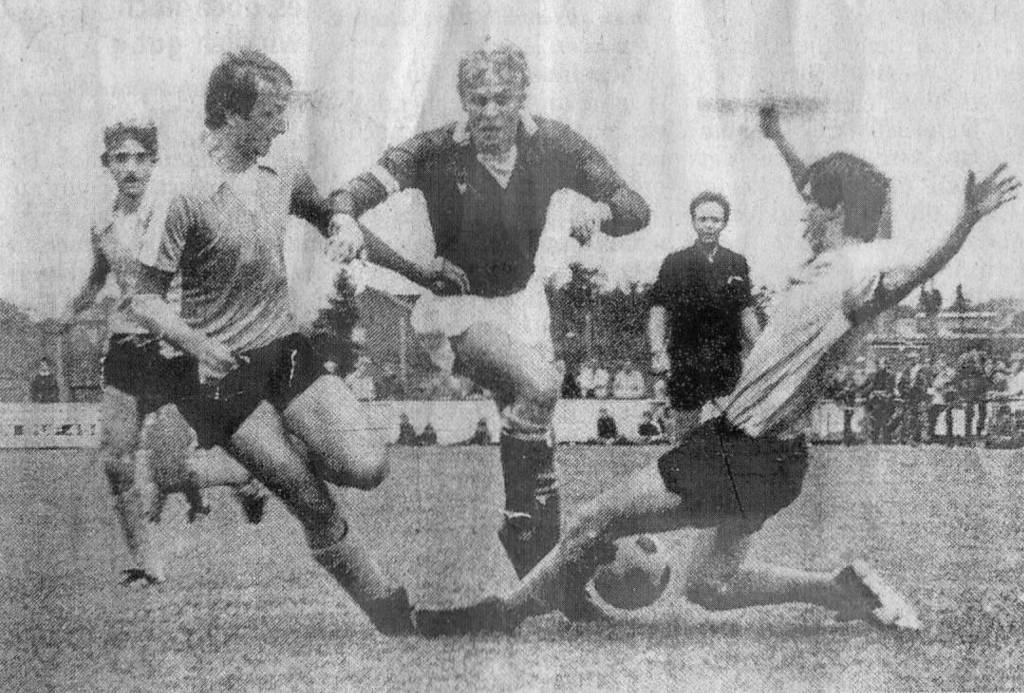 Mit vollem Einsatz: Westfalia-Kapitän Werner Isfort (Mitte) wird im Entscheidungsspiel von zwei Schöppingern gestoppt - am Ende setzten sich die Osterwicker aber mit 2:1 durch. 