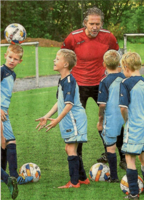 Marco Jedlicka in seinem Element — hier bei der Fußballschule im Jahr 2019 in Hiddingsel. Foto: Jürgen Primus
