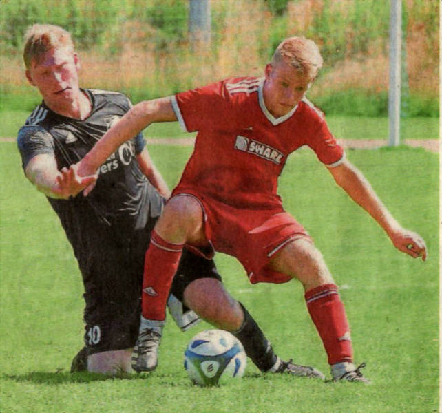 Doppelpacker: Noah Eggemann (rechts), im Zweikampf mit Kevin Pie- per, erzielte in Wüllen beide Westfalia-Treffer. Foto: fw