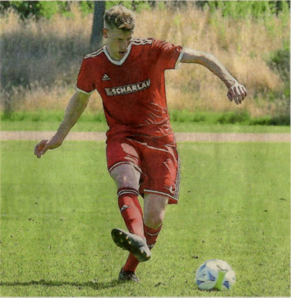 Bereite den zwischenzeitlichen 1:1-Ausgleich durch Simon Rotthäuser vor: Hannes Grams. Foto: Frank Wittenberg