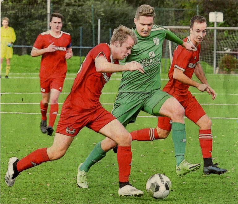 Der Torschütze nimmt Fahrt auf: Noah Eggemann (links) zieht an seinem Legdener Gegenspieler vorbei, Luka Patte (rechts) muss nicht eingreifen. Foto. Mats Wittenberg