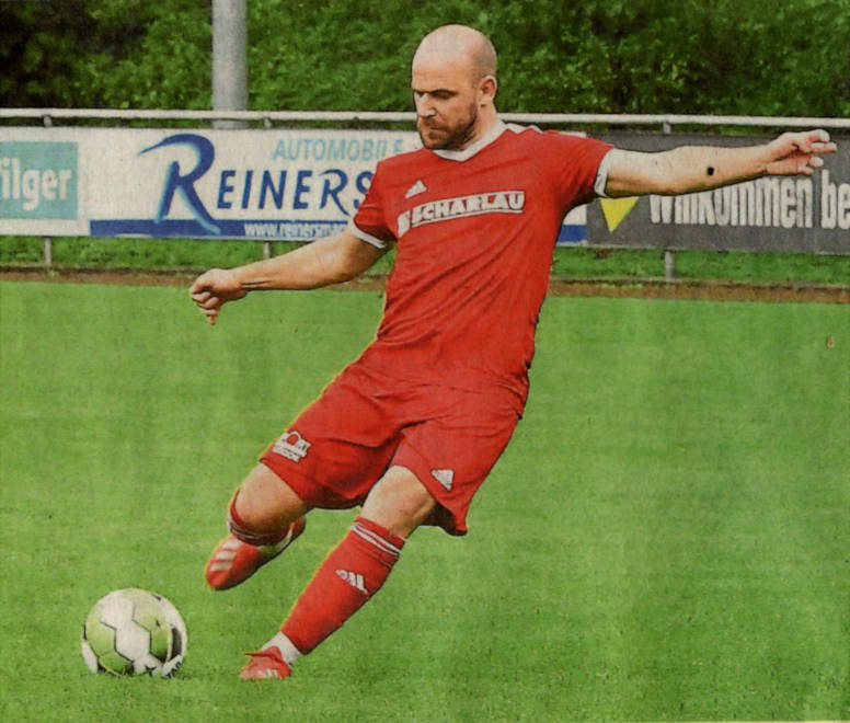 Es läuft bei Westfalia Osterwick: Mit seinen Saisontoren Nummer elf und zwölf trug Mario Worms zum 4:1-Sieg des weiter verlustpunktfreien Tabellenführers bei. Foto: Mats Wittenberg