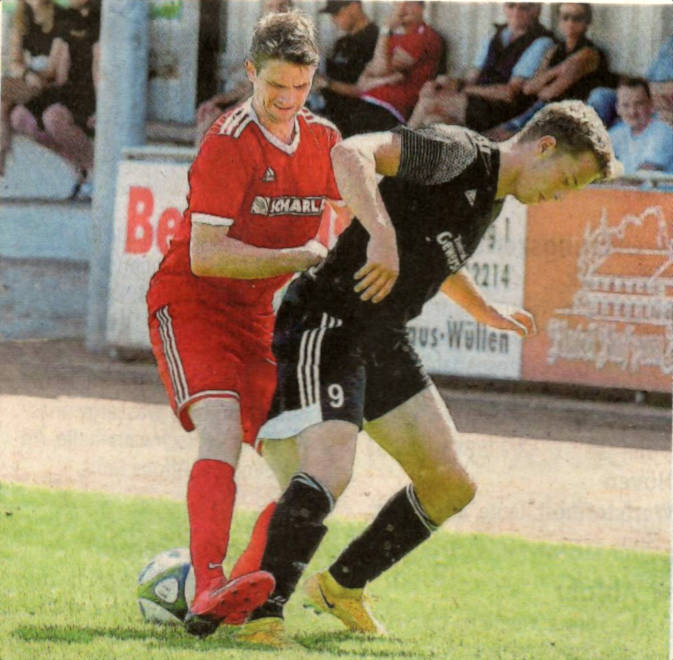 Alle Hindernisse aus dem Weg räumen will Westfalia 0sterwick - Hannes Grams (links) macht es vor.