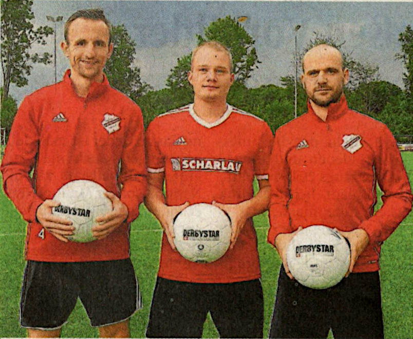 Die beiden Trainer und der Neue: Tobias Paschert (links) und Mario Worms (rechts) mit Simon Rotthäuser.