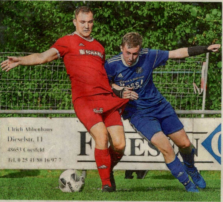 Strafraumgespenst: Julius Fliß (rechts), im Duell mit dem Osterwicker Uli Wirtz (links), treftt auch im Rosendarhl Derby, ihm gelingt das 4:1.