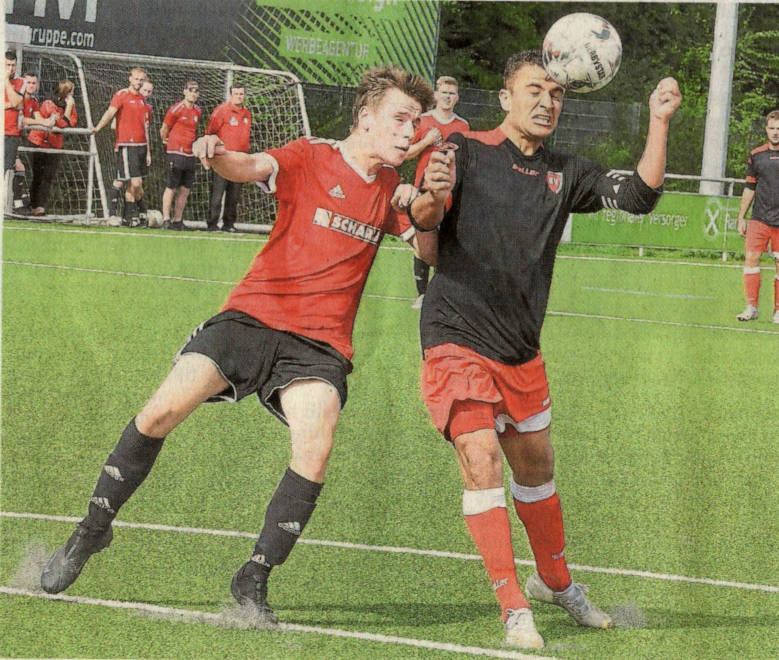 Verbissener Kampf um den Ball: Timo Fedders (finks) bedrängt Mugdad Ismail, der in der ersten Halbzeit die Führung für die SV-Reserve erzielt hat. Foto: Frank Wittenberg