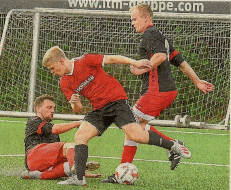 Vorbereiter zum 2:1-Siegtreffer: Leon Eggemann (Mitte) im Sandwich zwischen Niklas Wies (links) und Nico Ahlmer.	Fotos: fw