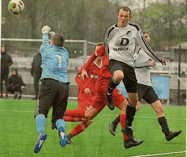 Rettung in höchster Not: Westfalia-Torwart Dominik Chmieleck (links) klärt per Faustabwehr, 5W-Stürmer Moritz Wagner kommt zu spät: Foto: Franziska lx