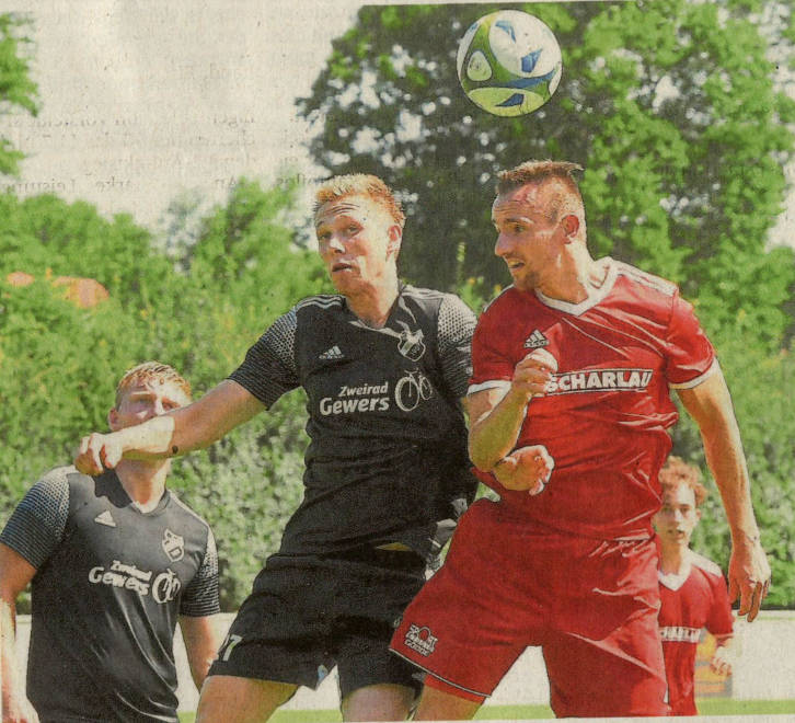 Garant in der Abwehr und vorne gefährlich  das hat Tobias Paschert (rechts)erst am Sonntag in Dülmen mit seinem Kopfballtor unter Beweis gestellt.