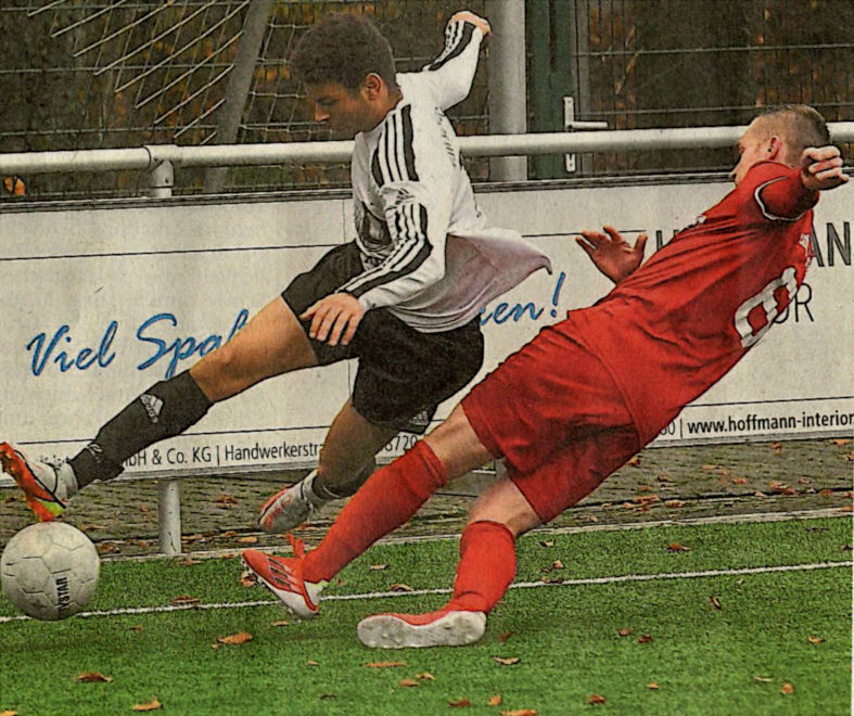 Im Rosendahler Derby ging es ordentlich zur Sache: Hier räumt Timo Mevenkamp (rechts) den Holtwicker Angreifer Joel Simba mit fairen Mitteln ab. Foto: fix