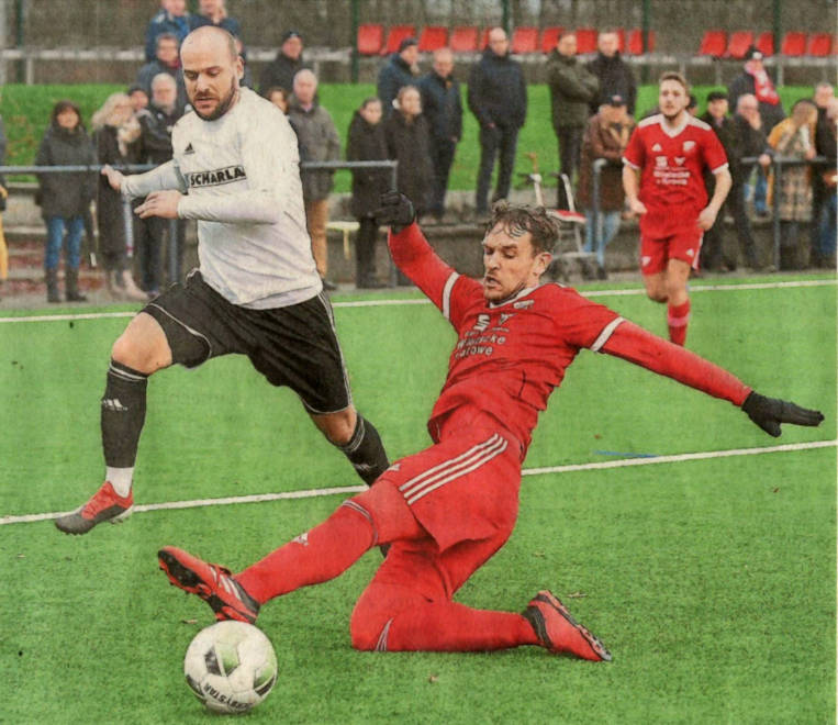 Unaufhaltsam: Mario Worms (links) blieb mit seinen Teamkollegen konsequent auf dem Gaspedal - Torsten Höing und Borussia Darup hatten immer wieder das Nachsehen. Foto: Frank Wittenberg