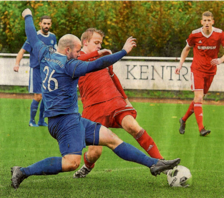 Johannes Gövert (links) wirft sich in den Schuss von Westfalia-Stürmer Noah Eggemann: Im bis dato letzten Spiel um Punkte setzte sich Turo Darfeld im Oktober 2020 in Osterwick mit 2:1 durch. Foto: fw