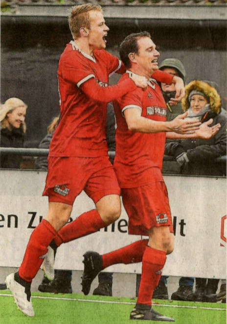 Freude pur: Noah Eggemann (links) feiert den 1:0-Führungstretter von Pascal Leipelt (rechts), einer der „Oldies" im Osterwicker Kader. Fotos: uh Von Ulrich Hörnemann