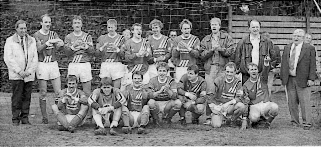 Westfalia Osterwick, der Bezirksliga-Meister 1991: (oben von links) Vorsitzender Ewald Belker, Dieter van Deenen, Manfred van Deenen, Roland Kortüm, Udo Mester, Herbert Brambrink, Herbert Kortüm, Betreuer Rainer Kliegel, Obmann Willi Grüner, Betreuer Tönne Pöhlker; unten von links: Thomas Schräder, AndreasUeding, Stefan Okon, Hubert Knipper, Peter Dünne, Spielertrainer Rainer Urban, Walter Okon.