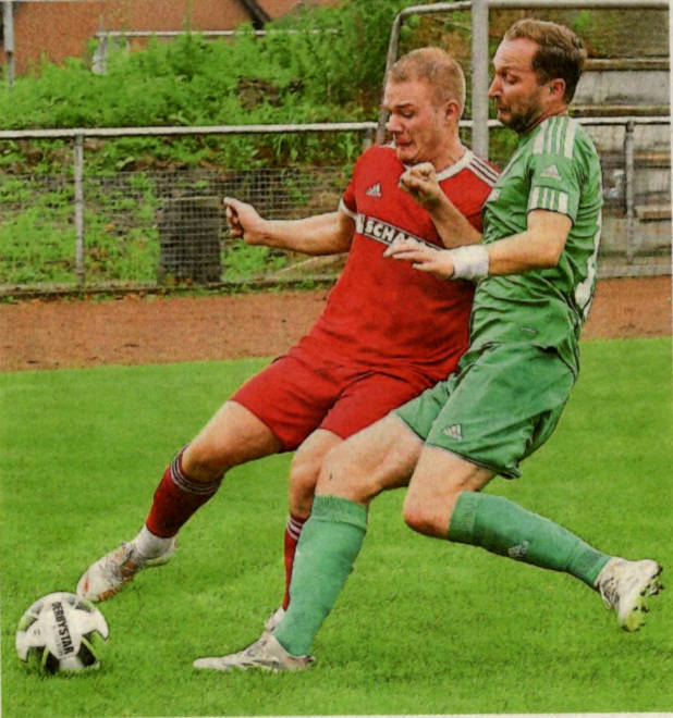 Leitete mit einem Doppelpack in der ersten Halbzeit den klaren Sieg der Osterwicker ein: Simon Rotthäuser (links). Foto: Matz Wittenberg