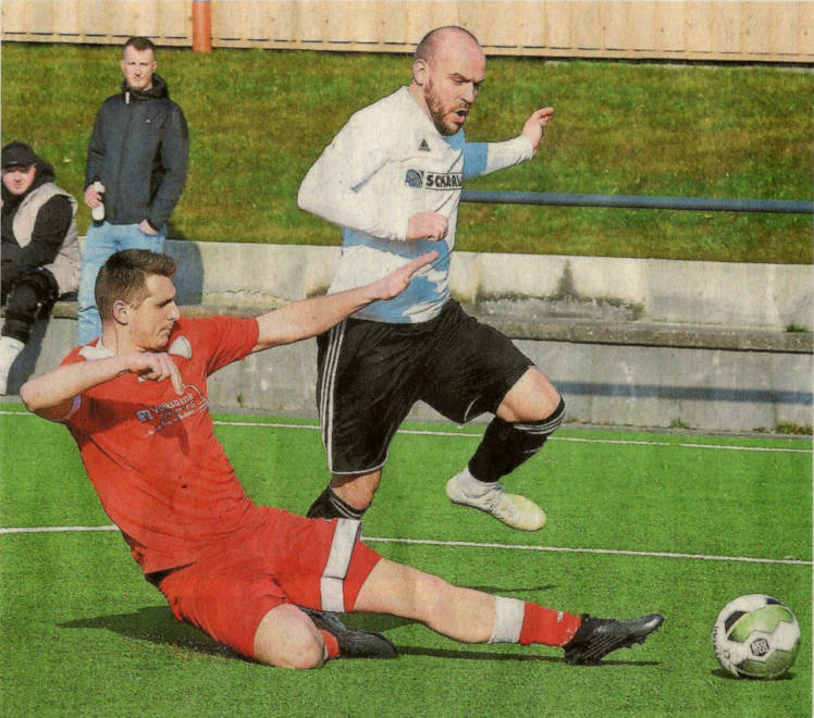 Einen Schritt zu spät kommt Marcel Probst (links) gegen Mario Worms - das gibt Elfmeter für Osterwick, den der Gefoulte selbst zum 3:0-Zwischenstand verwandelt.	Foto: fw