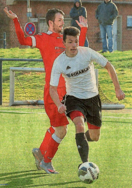 Kevin Höing (links) macht die Geste zum Spiel: Gegen das Tempo der Westfalia um Luca Thiäner war nichts zu machen. Foto: Frank Wittenberg