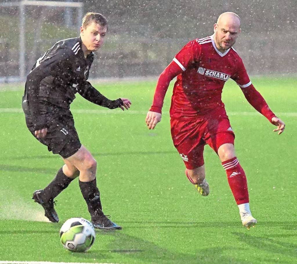 Das Geburtstagskind ließ es im strömenden Regen krachen: Mario Worms (rechts), hier im Duell mit Lars Böckmann, brachte die Westfalia gestern Abend mit vier Treffern auf Siegkurs. Foto: fw