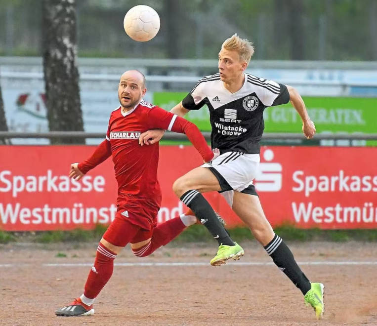 Gerade noch gut gegangen: Mario Worms (links), hier im Duell mit Lukas Wünnemann, traf gestern Abend per Elfmeter zum knappen 3:2-Sieg von Westfalia Osterwick in Rorup. Foto: Foto: fw