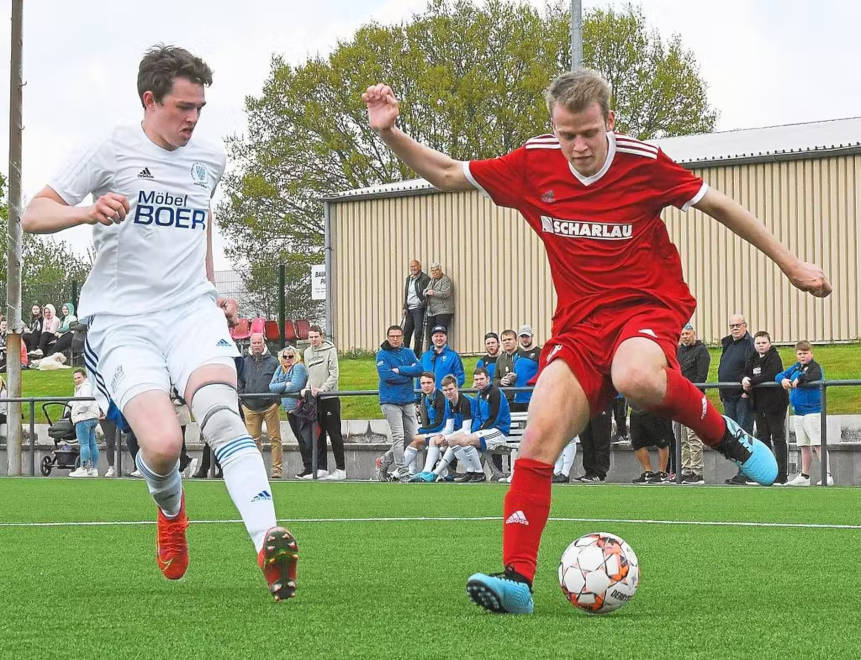 Ein Duell mit Haken und Ösen: Noah Eggemann (rechts) wird vom Letteraner Justin Plesker attackiert.