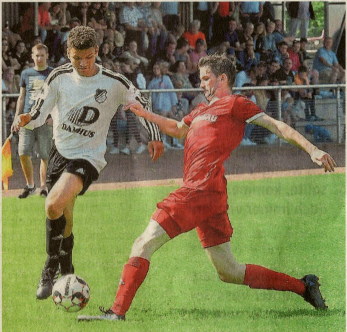 Zweikämpfe vor großer Kulisse: Joel Simba (links) im Duell mit dem Osterwicker Hannes Grams.