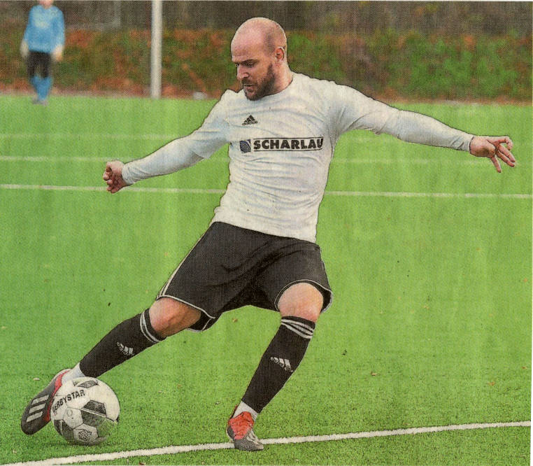 Ein Tor selbst erzielt, einen Elfmeter herausgeholt: Mario Worms war gestern maßgeblich am 3:0-Sieg seiner Westfalia bei Borussia Darup beteiligt. Foto: fw