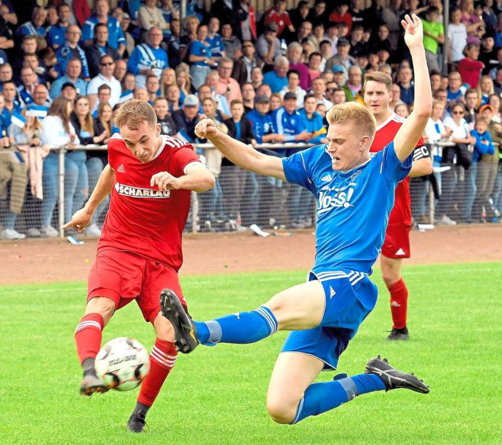 Viele Zweikämpfe, einige Fouls und Karten, es ging zur Sache vor großer Kulisse. Hier will Steffen Lausemann (rechts) im Tiefflug eine Flanke von Luca Patte verhindern.