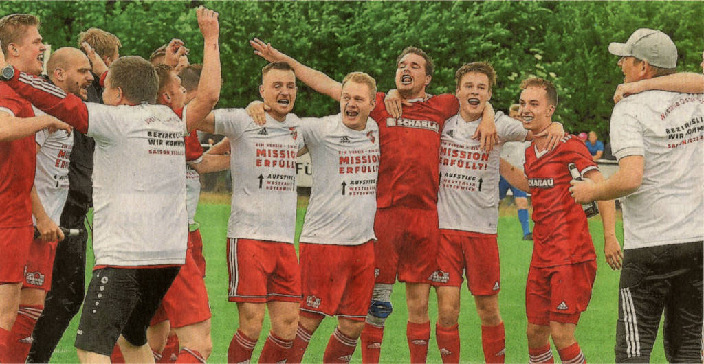 Ausgelassen nach dem Abpfiff: „Ein Verein = ein Ziel: Mission erfüllt", in diese Aufstiegsshirts läuteten die Westfalia-Spieler nebst Fans die lange Meisterparty ein. Fotos: fw