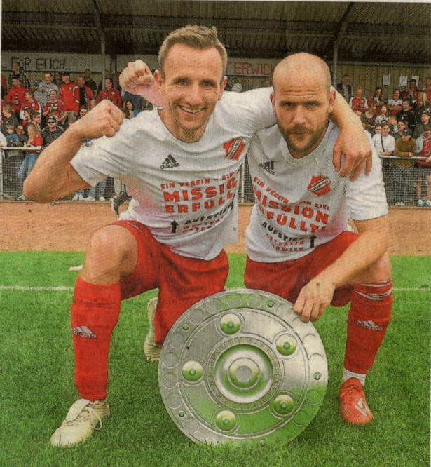 Die Meistermacher: Tobias Paschert (links) und Mario Worms mit der Westfalia-Meisterschale.