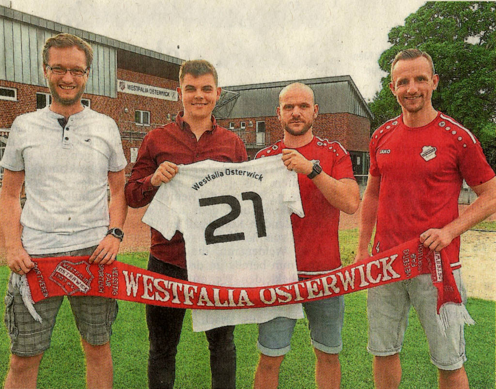 Freuen sich auf die gemeinsame Sache: (von links) Westfalia-Fußballabteilungsleiter Daniel Kramer, Neuzugang Timo Grabowsky und die beiden Spielertrainer Mario Worms und Tobias Paschert. Foto: Frank Wittenberg