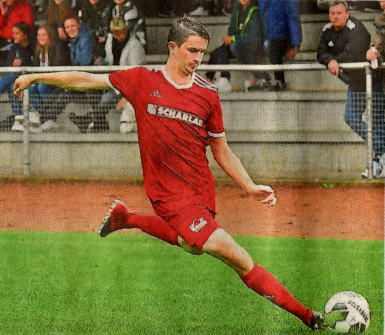 Allgemeine Zeitung KREIS COESFELD (leg). Auch an diesem Wochenende testen zahlreiche hiesige Fußballteams im Zuge ihrer Saisonvorbereitung ihre Form. Heute ist unter anderem der SV Gescher zu Gast bei Union Wessum. Anstoß ist um 14 Uhr. Um 15 Uhr ist Turo Darfeld auswärts beim SV Lembeck gefordert; Westfalia Gemen II empfängt um 16 Uhr den SuS Hochmoor. Außerdem spielen die Damen vom VfL Billerbeck auf eigenem Platz bereits um 11 Uhr gegen BW Hollage. Am morgigen Sonntag wartet ein ganz besonderer Test auf Westfalia Osterwick: Der Oberligist SpVgg Vreden mit Ex-Coach Bengin Yavouzaslan kommt ins Westfalia-Stadion. Anstoß ist um 14 Uhr. Ansonsten ist am Sonntag der VfL Billerbeck zu Hause um 15 Uhr gegen den SC Greven 09 gefordert, um 16 Uhr trifft SW Beerlage auswärts auf GS Hohenholte. Bereits um 13 Uhr treffen der ASC Schöppingen II und der SV Gescher II in Schöppingen aufeinander.