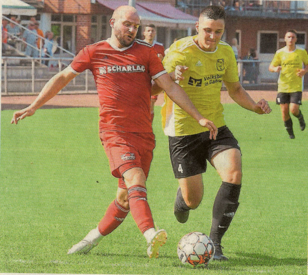 Der Moment der Entscheidung: Mario Worms (links) kreuz den Weg vor Melvin Cvetkovic und wird gefoult - den Elfmeter verwandelt der Spielertrainer anschließend zum 3:1-Endstand.    Fotos: fw