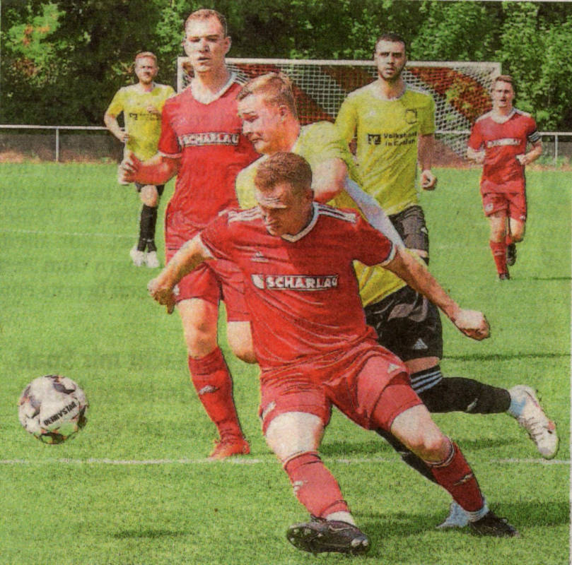 Allgemeine Zeitung OSTERWICK. Der Start in die Bezirksliga-Saison ist Westfalia Osterwick mit dem 3:1-Sieg gegen den TuS Gahlen geglückt - jetzt geht es für Timo Mevenkamp (vorne), der hier den Ex-DJK'ler Donavan Sadek ausbremst, und seine Teamkollegen in schneller Folge weiter. Am Sonntag (21. 8.) steigt für die Mannschaft von Tobias Paschert und Mario Worms das Auswärtsspiel beim Mitaufsteiger SuS Concordia Flaesheim, dann steht bereits am Mittwoch (24. 8.) die nächste Aufgabe an: Im vorgezogenen Spiel treffen die Osterwicker auf den SV Gescher. Diese Partie wird um 19.30 Uhr im Westfalia-Stadion angepfiffen.    Foto: fw