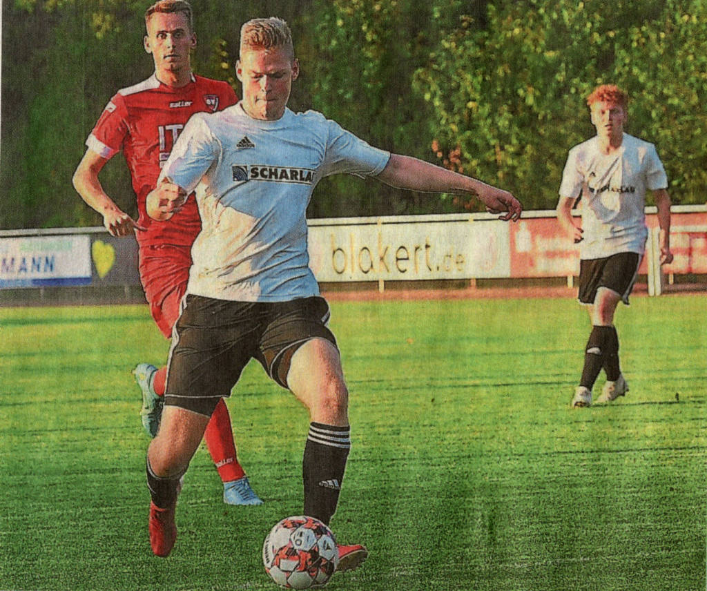 Der Auftakt in einer rassigen und umkämpften Partie: Nach Vorarbeit von Niklas Boll (rechts) erzielte Leon Eggemann (Mitte) das 1:0 für die Gastgeber. SV-Abwehrmann Leonard Evers kommt zu spät. Am Ende jubeln jedoch die Gescheraner.    Foto: Franziska Ix