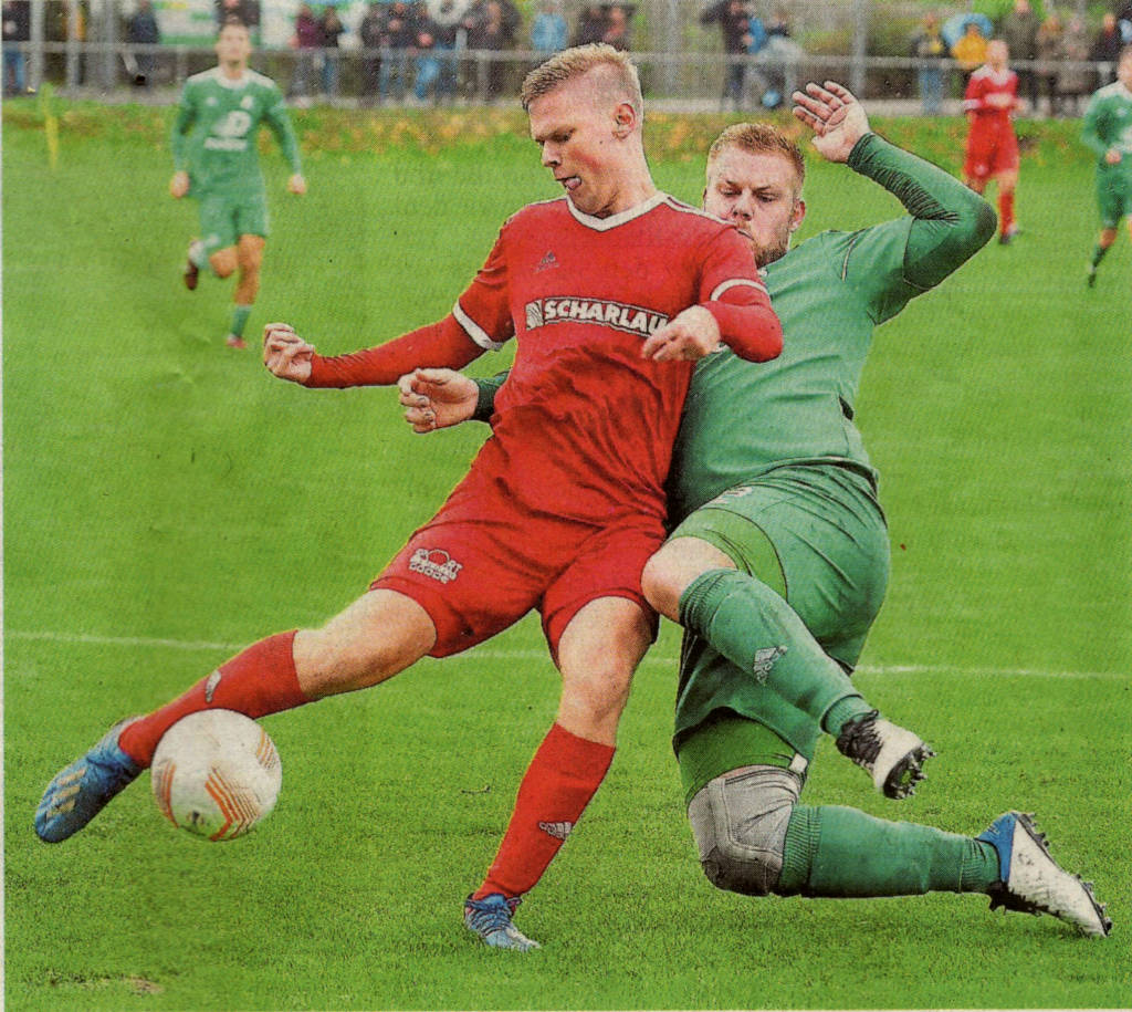 Hautenge Bewachung im wahrsten Sinne: Cedric Schürmann (rechts) rückt Leon Eggemann auf die Pelle,der prompt über den Kasten zielt.    Fotos: fw