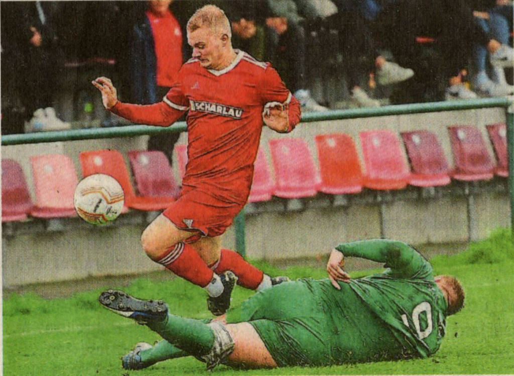 Schnürte beim Achtelfinal-Sieg der Osterwicker gegen den SuS Hochmoor einen Doppelpack: Simon Rotthäuser    Foto: fw