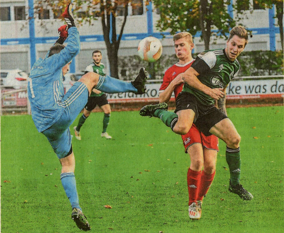 Einsatz ohne Erfolg: Westfalia-Torwart Dominik Chemieleck (links) und Leon Eggemann stemmen sich gegen Justin Bauer (rechts), aber am Ende setzt sich Vorwärts Epe verdient durch.    Foto: Sebastian Hoof