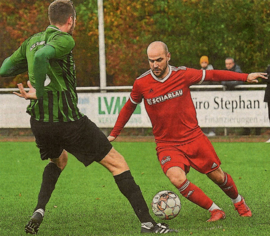Mario Worms (rechts) traf unter anderem zum 3:1-Siegtreffer in der 84. Minute gegen ASC Schöppingen. Somit hat Westfalia Osterwick seine Niederlagenserie beendet.    Foto: Franziska lx