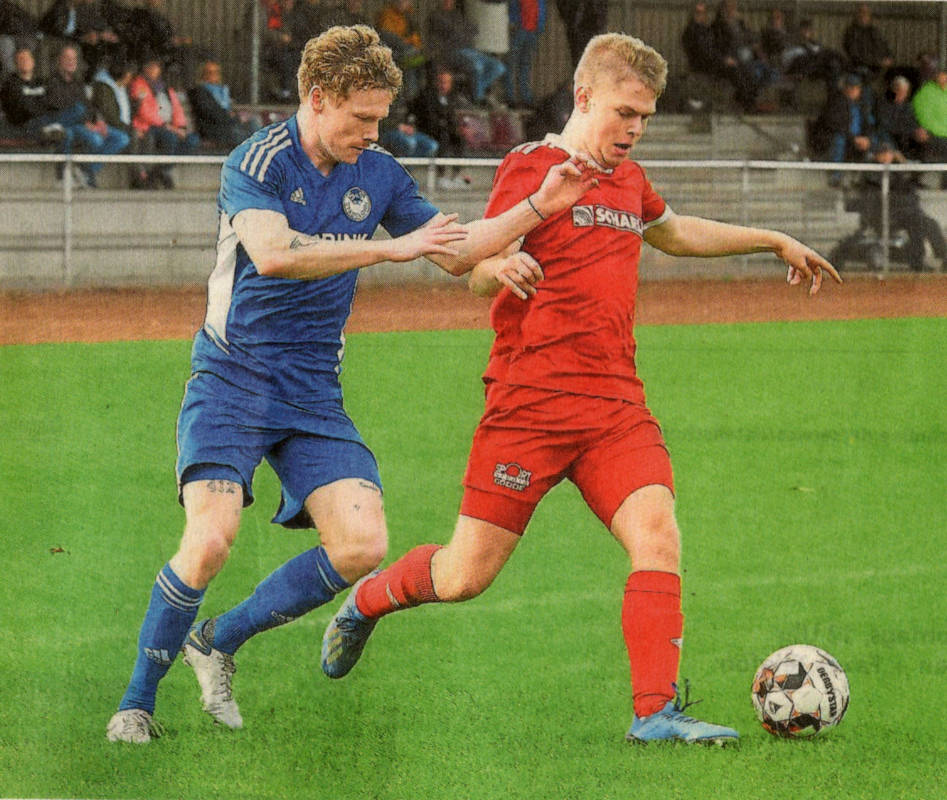 Alles versucht, aber ein Auswärtssieg wollte den Osterwickern nicht gelingen. Leon Eggemann (rechts) war auch kein Tor vergönnt. Mit dem Unentschieden in Ramsdorf mussten die „Roten" zufrieden sein.    Foto fw