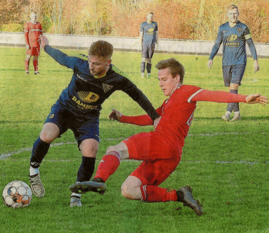 Mit vollem Einsatz: So wie hier Timo Fedders (rechts) gegen Dimitrios Koutinas ließen die Osterwicker ihrem Gegner aus Dülmen kaum Raum.    Fotos: fw