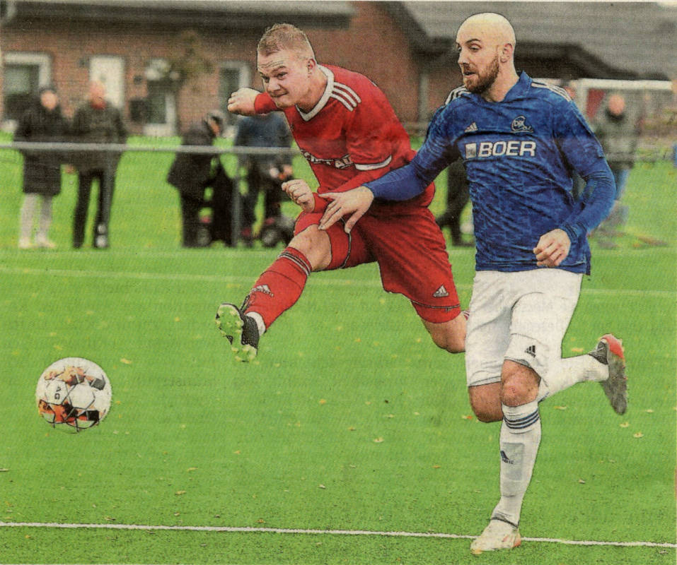 Volle Pulle auf den Kasten: Westfalia-Stürmer Simon Rotthäuser (links) zieht ab, Tobias Hüwe kommt in dieser Situation einen Schritt zu spät.