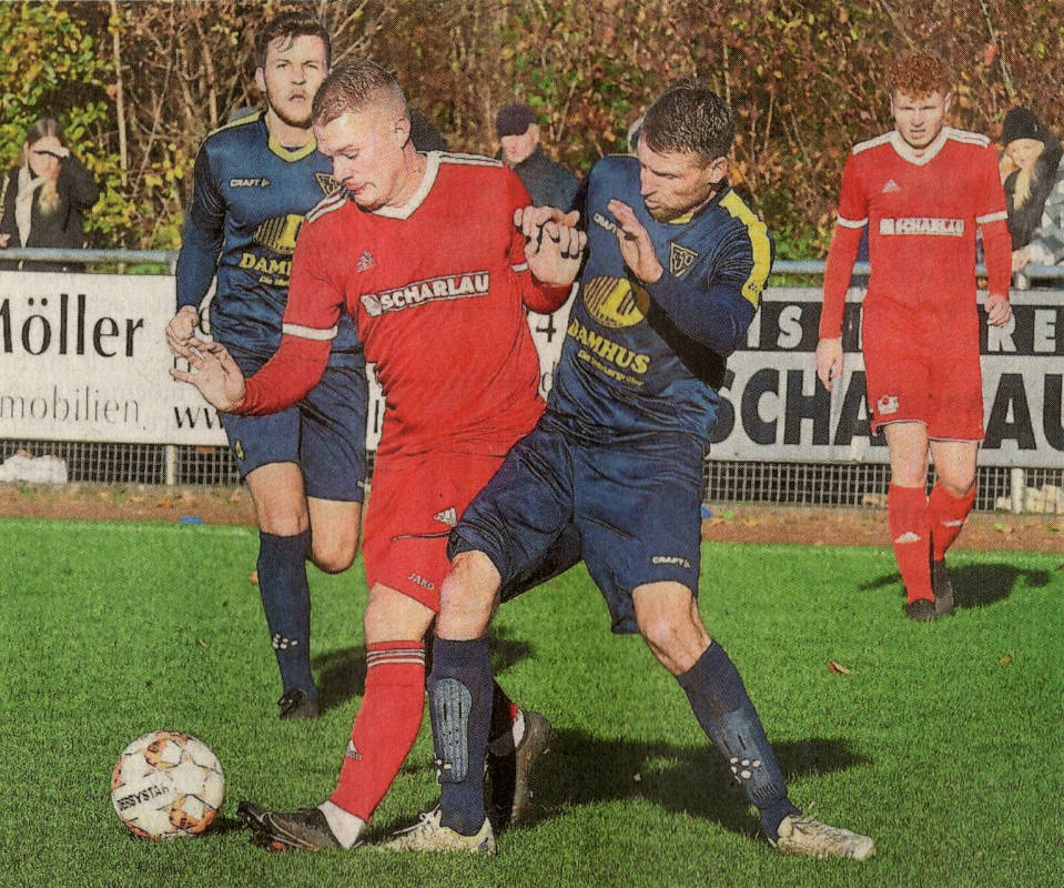 Die Zeichen stehen auf Heimsieg: Simon Rotthäuser (links) und Westfalia Osterwick wollen das Jahr gegen den VfB Alstätte erfolgreich abschließen.    Foto: fw