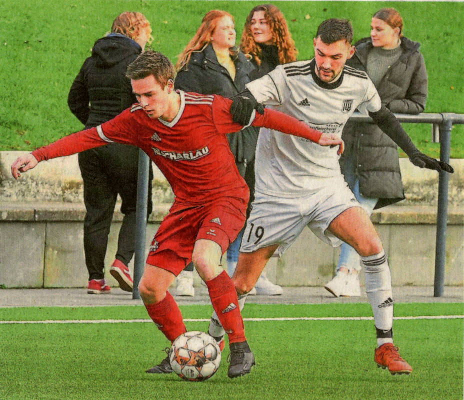 Timo Fedders (links) schirmt den Ball vor dem Vredener Justin Terhechte ab. Mit einer schönen Einzelleistung leitete er das zwischenzeitliche 1:0 für die Westfalia ein.    Foto: fw