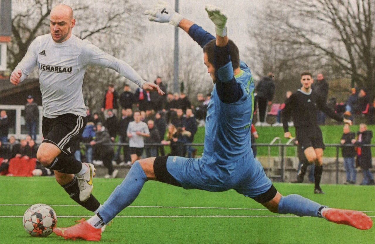 Auf dem Weg zur 2:0-Führung: Mario Worms wird vom herausstürzenden Gäste-Keeper Stephan Koch attackiert.    Foto: Ulrich Hörnemann