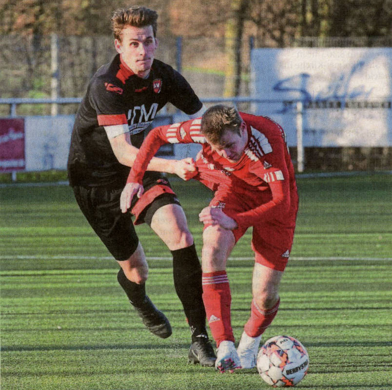 Griffig präsentierte sich der SV Gescher nicht nur in dieser Szene: Leo Evers (links) macht den Trikottest, sehr zum Leidwesen von Noah Eggemann.    Fotos: fw